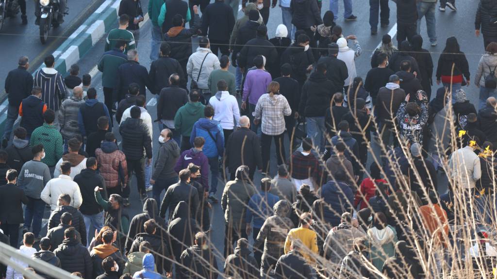 Demonstranten marschieren in der Innenstadt von Teheran bei einem Protest gegen die schlechten wirtschaftlichen Bedingungen. Irans Präsident Pezeshkian hat auf die landesweiten Proteste in der Hauptstadt Teheran mit einem Appell zum Dialog reagiert. Foto: -/Fars News Agency/AP/dpa
