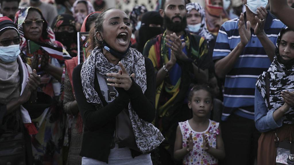 Menschen skandieren Slogans während einer Demonstration. Bei den Massenprotesten der Demokratie-Bewegung im Sudan gegen die Militärmachthaber hat es nach Angaben des nationalen Ärztekomitees mindestens zwei Tote sowie mehrere Verletzte gegeben. Foto: Marwan Ali/AP/dpa