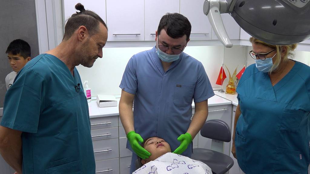 «Anfangs konnten sie nur Theorie» - Schweizer Ehepaar schult kirgisische Zahnärzte