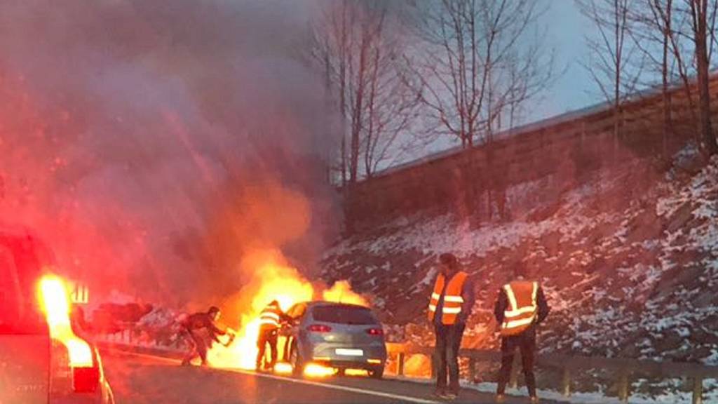 Im Stau auf der St.Galler Stadtautobahn brannte ein Auto.