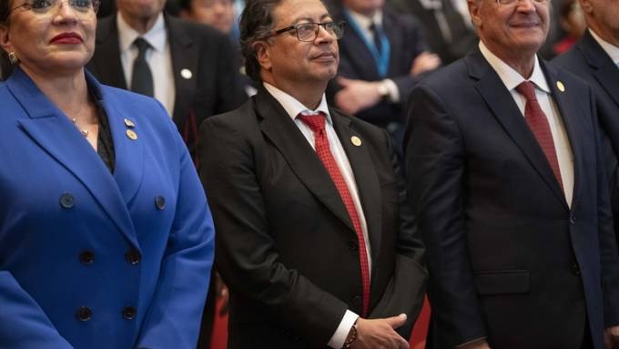 Kolumbiens Präsident rechtfertigt Millionen-Pavillon in Davos GR