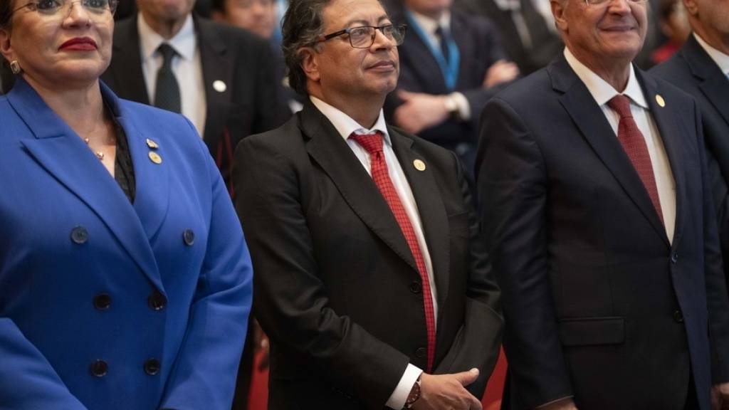 Der kolumbianische Präsident Gustavo Petro (in der Mitte) am Sonntag bei der Amtseinführung des Präsidenten von Guatemala.
