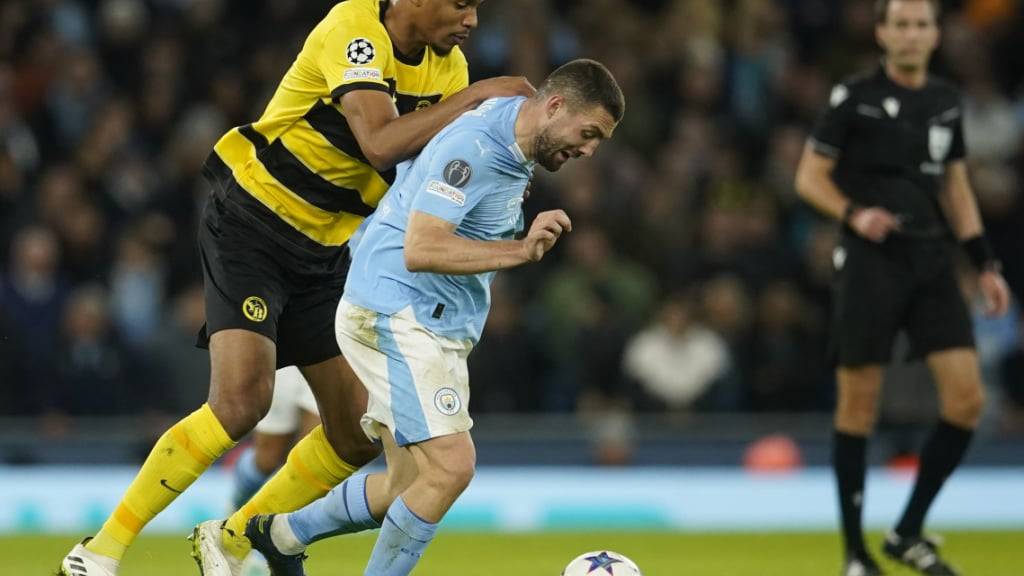 Vom grünen Tenue ins gelb-schwarze Dress: Aurèle Amenda bearbeitet im Rahmen des Champions-League-Spiels von YB gegen Manchester City Mateo Kovacic