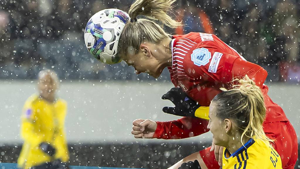 Ana Maria Crnogorcevic mit einem Kopfball, der sitzt: Die Schweiz gewinnt im Schneetreiben 1:0