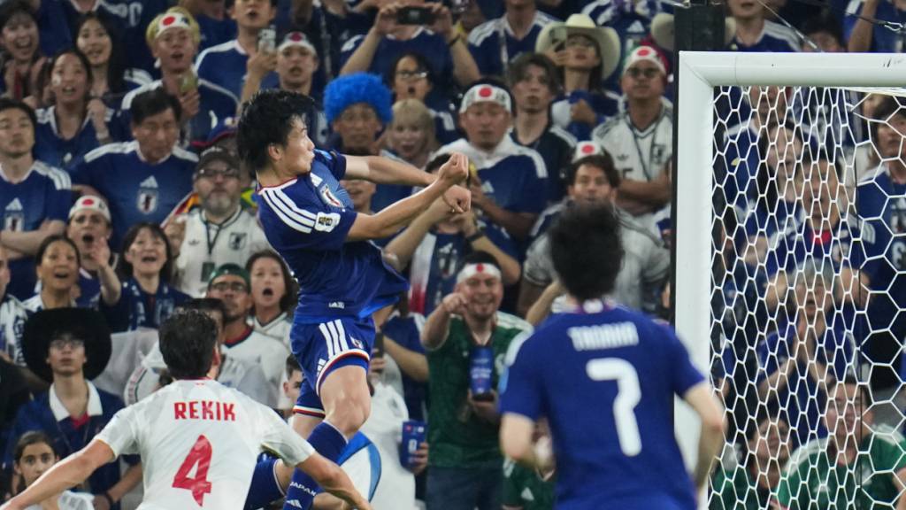 Doppeltorschütze Ayase Ueda erzielt mit dem Kopf das 4:0