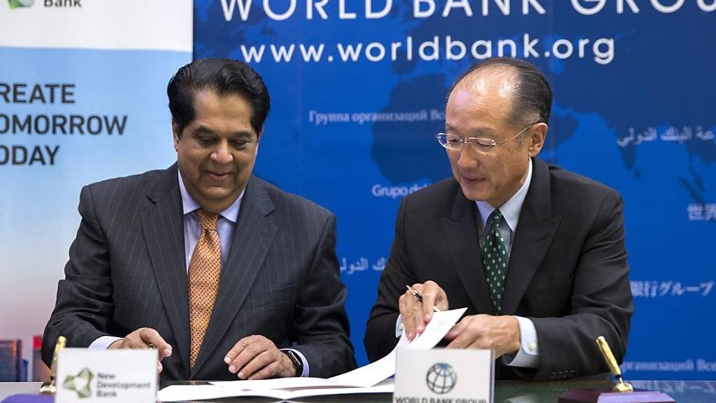 Weltbank-Chef Jim Yong Kim (rechts) wird weitere fünf Jahre im Amt bleiben. Die USA, Deutschland, Frankreich und China unterstützten seine Kandidatur. Bei den Mitarbeitern der Weltbank ist Kim jedoch nicht unumstritten.