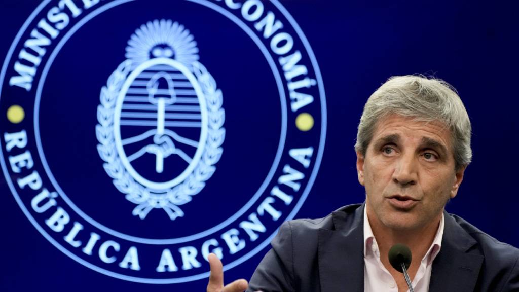 ARCHIV - Luis Caputo, Wirtschaftsminister von Argentinien, spricht während einer Pressekonferenz in Buenos Aires, Argentinien, 10. Januar 2024. Caputo hat ein Programm angekündigt, das die Einbürgerung durch Investitionen im Land ermöglichen soll. Foto: Natacha Pisarenko/AP/dpa/Archivbild