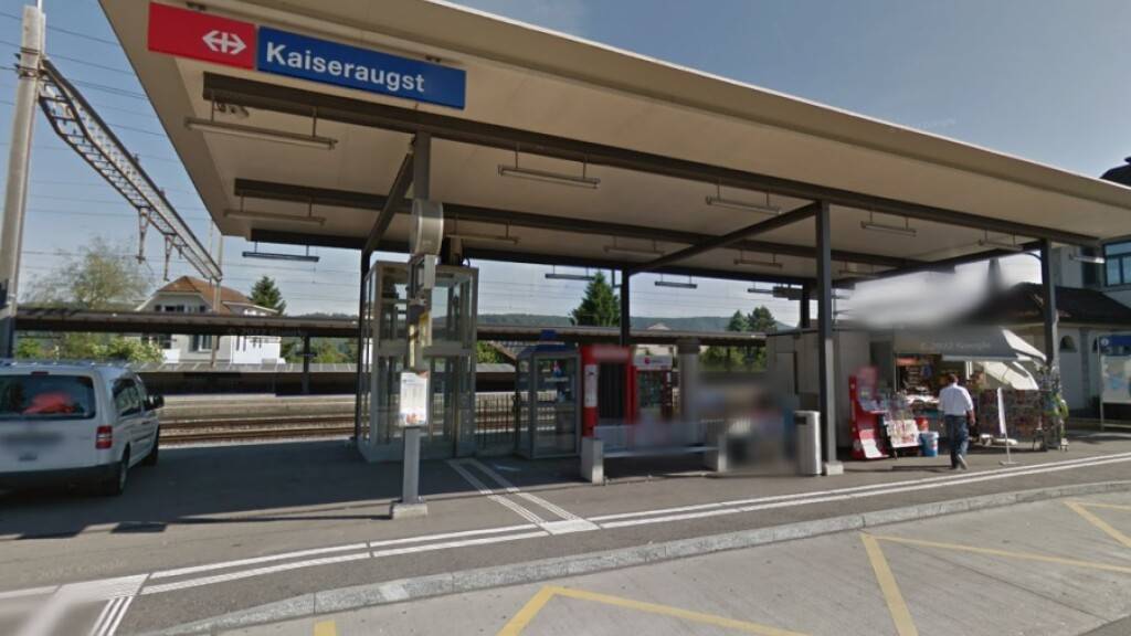 Am Bahnhof Kaiseraugst ist am Dienstagnachmittag eine Rollstuhlfahrerin in das Gleisbett gefallen und von einem Zug überrollt worden. (Google Streetview)