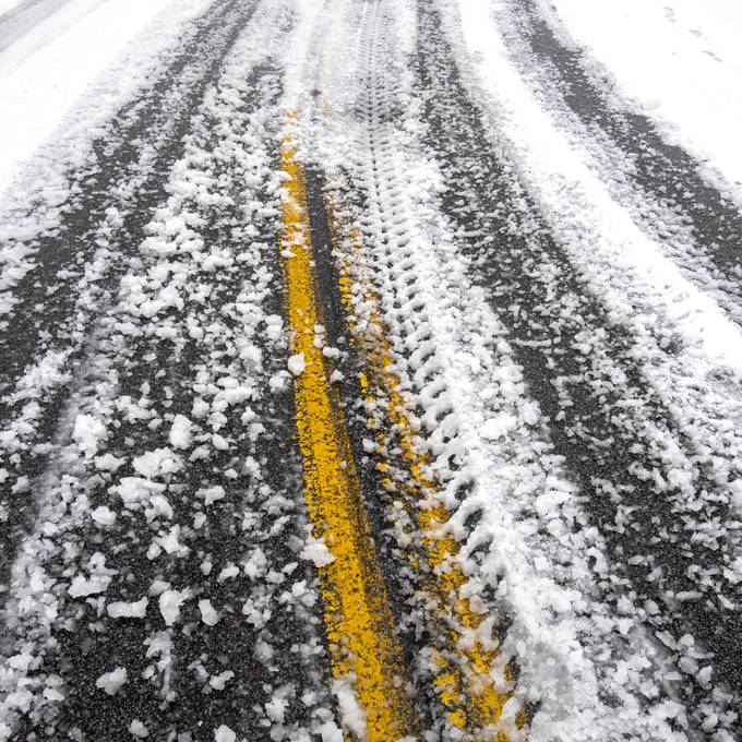 Das solltest du bei Schnee und Eis auf den Strassen beachten