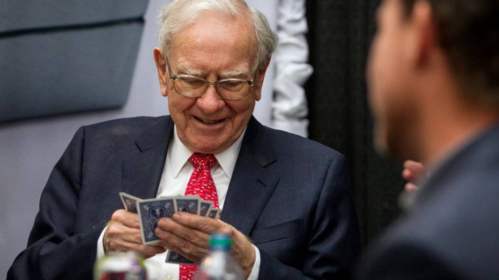 Die Karten neu gemischt: US-Investor Warren Buffett ist mit Zukäufen zum zweitgrössten Eigner des Technologieunternehmens Apple aufgestiegen. (Archivbild)