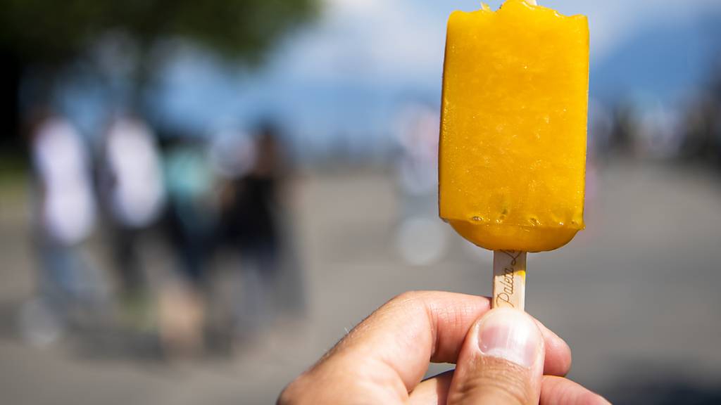 Wer sich am Mittwoch ein Glacé gönnte, musste dieses schnell essen, damit es nicht auf die Finger tropfte: In der Schweiz wurde verbreitet der erste Hitzetag des Jahres gemessen. (Symbolbild)