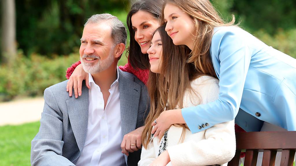 HANDOUT - Kˆnig Felipe VI. (l-r), Kˆnigin Letizia, Prinzessin SofÌa und Kronprinzessin Leonor im Park des Palacio Real, des kˆniglichen Schlosses in Madrid. Foto: Casa De S.M. El Rey/EUROPA PRESS/dpa