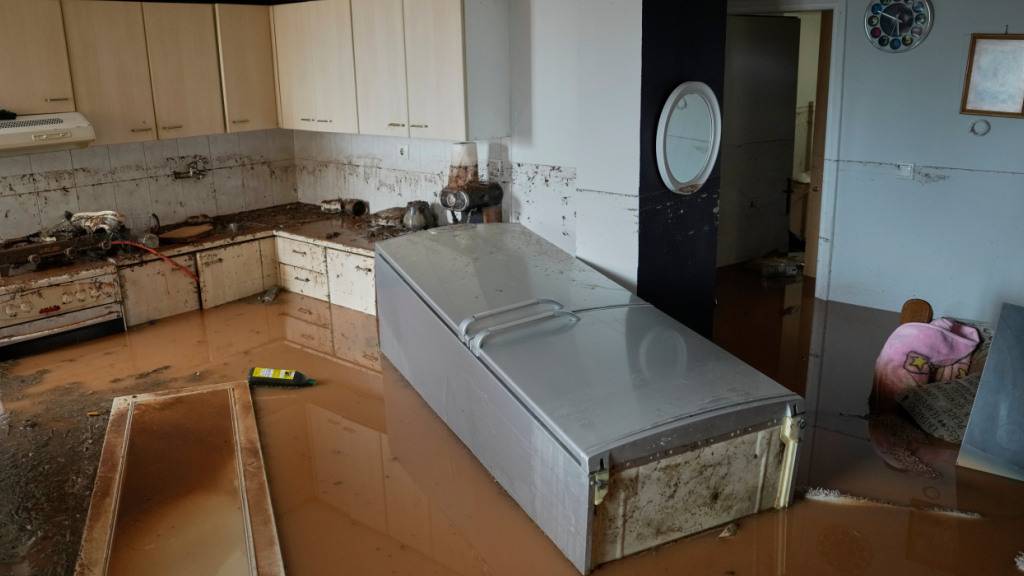 dpatopbilder - Hochwasser füllt ein Haus in Nea Makri. Foto: Thanassis Stavrakis/AP/dpa