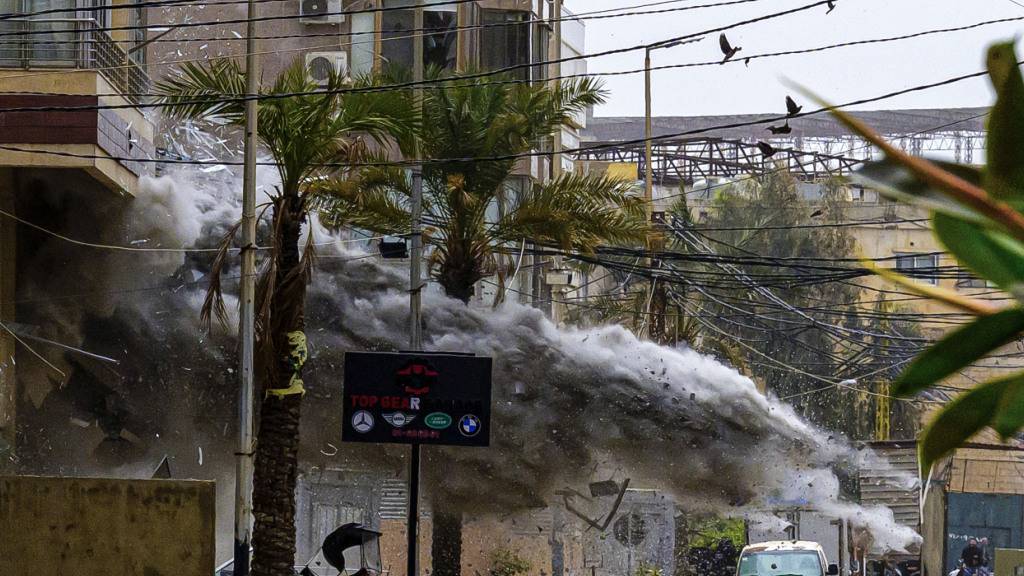 Rauch steigt aus einem Gebäude auf, das Ziel eines israelischen Luftangriffs in der Gegend von Jnah, einem südlichen Vorort von Beirut in der Nähe der iranischen Botschaft, war. Foto: Stringer/dpa