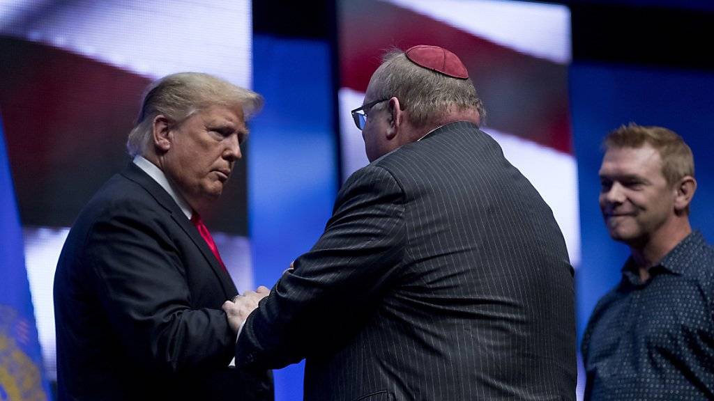 Sie beteten für die Opfer des Synagoge-Angriffs: US-Präsident Donald Trump mit Rabbiner Benjamin Sendrow am Rande eines Auftritts am Samstag in Indianapolis.