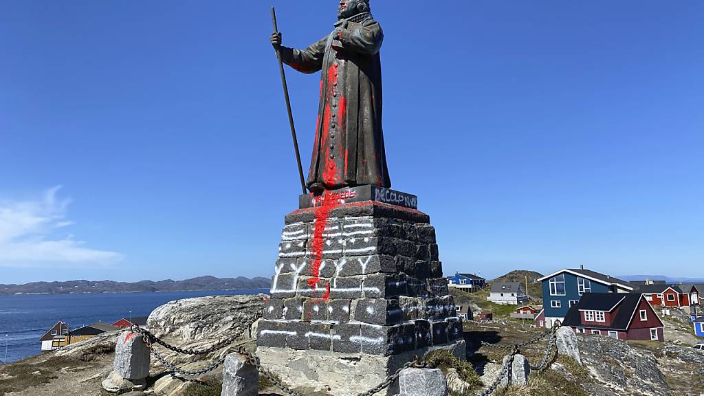 ARCHIV - Die Statue von Hans Egede, Missionar aus Norwegen, wurde mit roter Farbe beschmiert. Egede war ein Missionar dänischer Abstammung, der die Missionsbemühungen in Grönland startete. (zu dpa «Grönländer wollen Statue von dänisch-norwegischem Missionar behalten») Foto: Christian Klindt Soelbeck/Ritzau Scanpix/AP/dpa