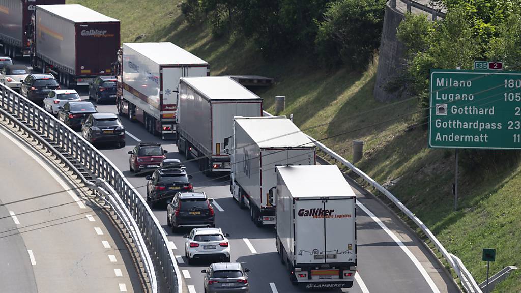 Auch am Sonntag Stau vor dem Gotthard in beide Richtungen