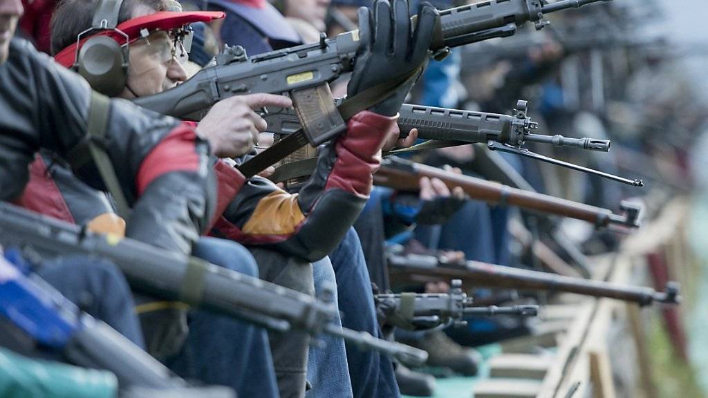Viele Schweizerinnen und Schweizer sind begeisterte Schützen. Geht es nach der EU-Kommission, sollen sie ihrem Hobby nicht mehr mit dem Sturmgewehr frönen dürfen. (Archiv)