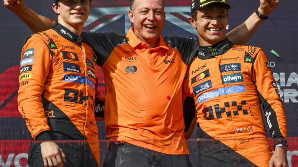 Oscar Piastri, Mark Ingham (Chefdesigner) und Lando Norris feierten in Ungarn einen Doppelsieg von McLaren