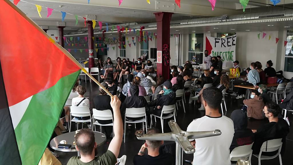 Besetzerinnen und Besetzer der Universität Bern an einer Versammlung in der Unitobler.