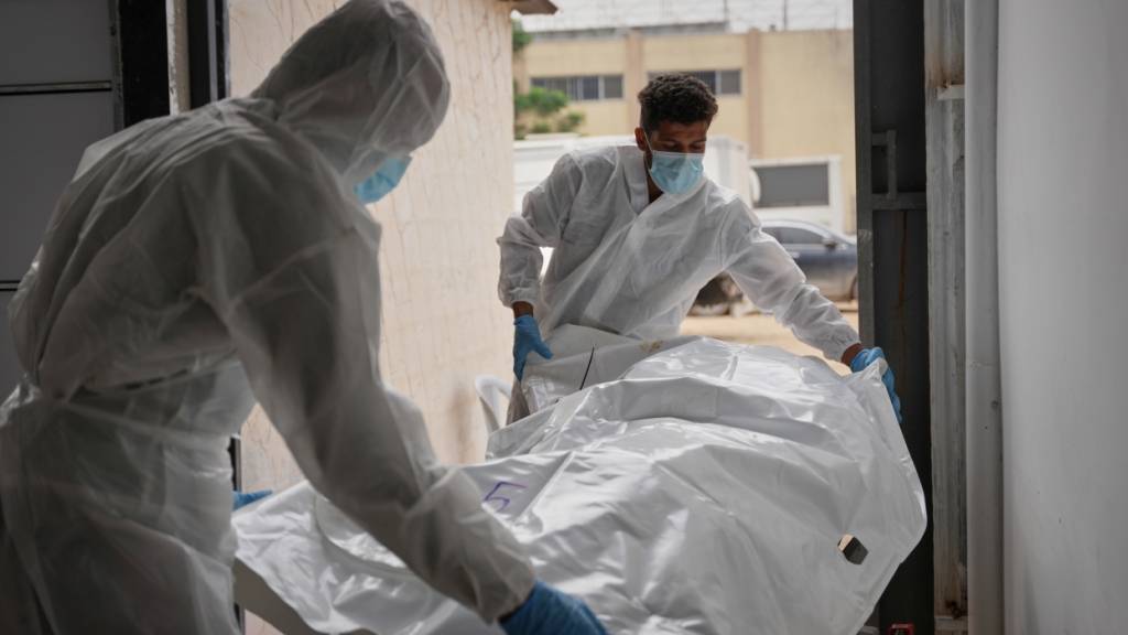 ARCHIV - Die Leichen nicht identifizierter Palästinenser, die im Rahmen der Waffenruhe aus Israel zurückgebracht wurden, werden in das Nasser-Krankenhaus in Chan Junis im Gazastreifen gebracht. Foto: Abdel Kareem Hana/AP/dpa