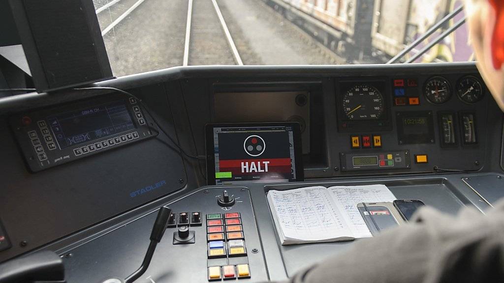 «HALT» und Warnton: Wenn ein SBB-Lokführer trotz Rotlichts in einem Bahnhof anfährt, so erhält er auf seinen iPad eine Warnung. Mit dem WarnApp will die SBB die Sicherheit erhöhen.
