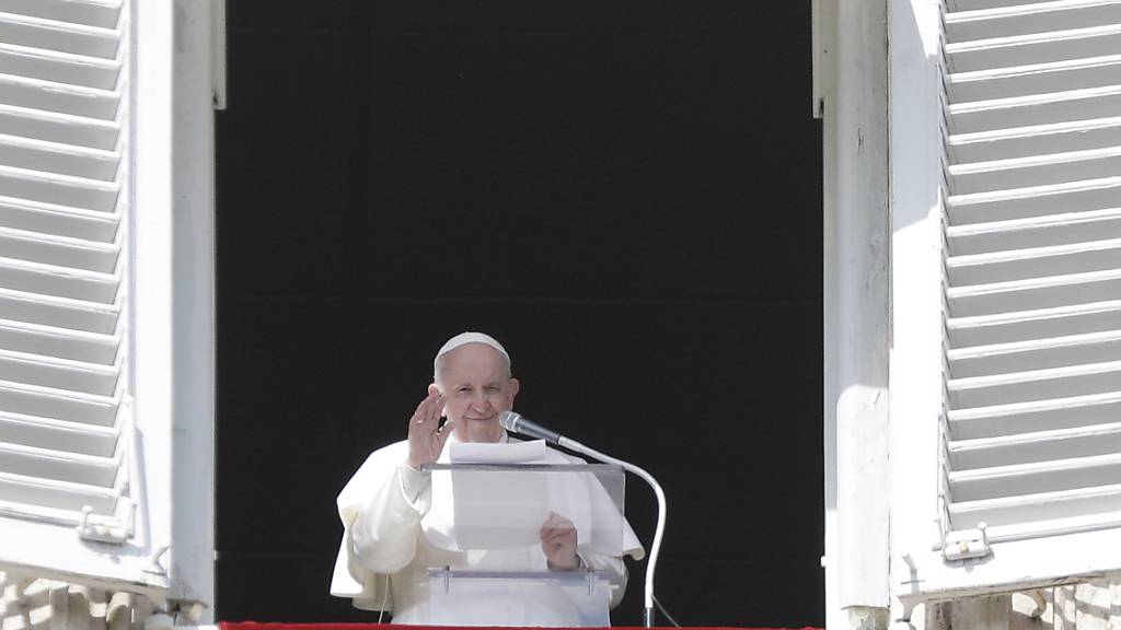 Papst Franziskus spricht sein Angelus-Gebet zu den Menschen auf dem Petersplatz. Foto: Gregorio Borgia/AP/dpa