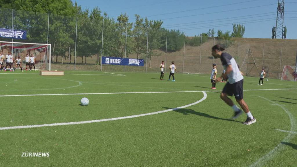 Nati-Star Rodriguez begeistert Kinder im Fussballcamp