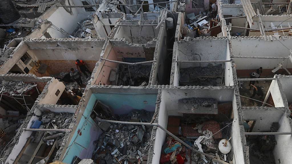 ARCHIV - Palästinenser betrachten die Zerstörung nach einem israelischen Angriff auf ein Wohnhaus in Rafah im Gazastreifen. Foto: Ismael Abu Dayyah/AP/dpa