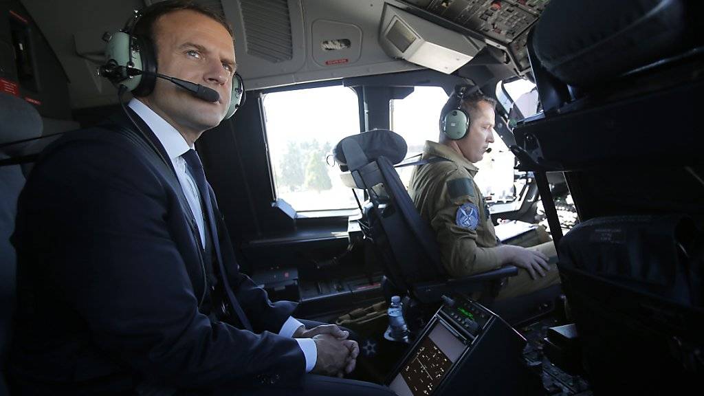 Steuert Frankreich auf einen politischen Neuanfang zu: Präsident Emmanuel Macron im Cockpit eines Airbus.
