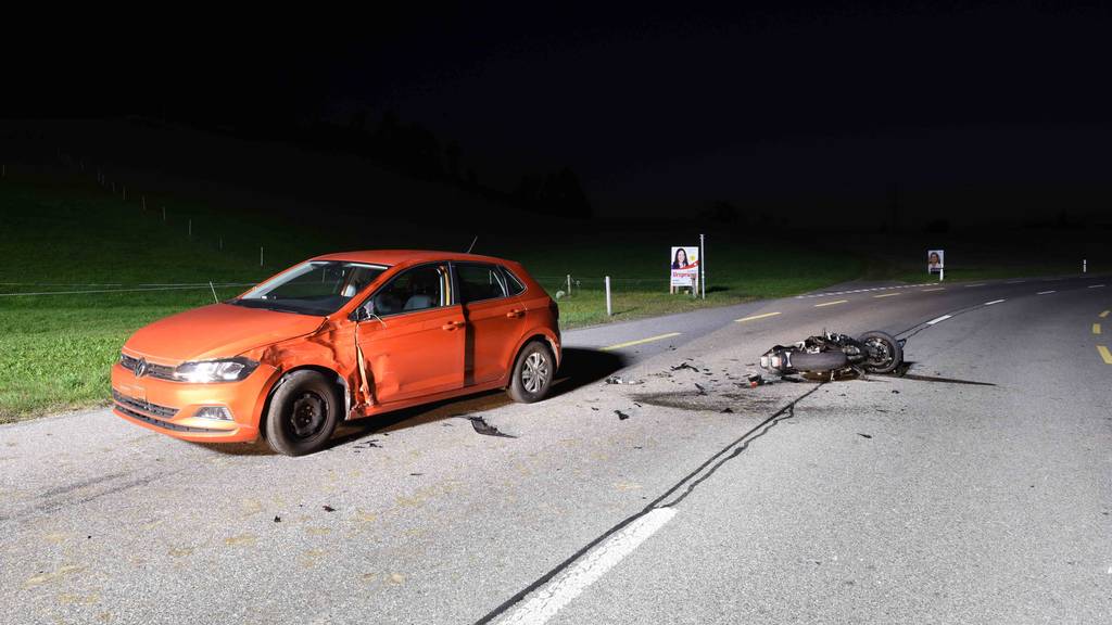 Ein Motorradfahrer und seine Beifahrerin wurden am Samstagabend bei einem Verkehrsunfall in Pfaffnau verletzt. 