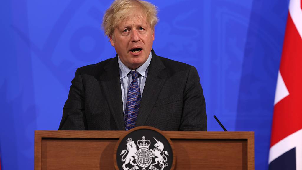 Boris Johnson, Premierminister von Großbritannien, spricht bei einer Pressekonferenz in der Downing Street. Wegen der rapiden Ausbreitung der hochansteckenden Delta-Variante müssen sich die Menschen in Großbritannien für weitere Corona-Lockerungen noch länger gedulden. Foto: Jonathan Buckmaster/Daily Expres/PA Wire/dpa