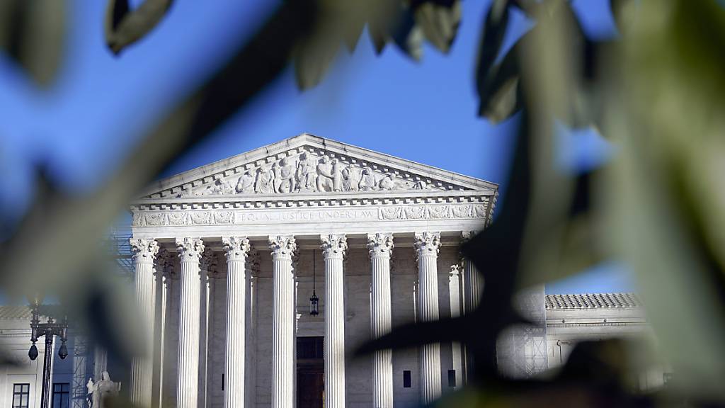ARCHIV - Das Gebäude des Obersten Gerichtshofs der USA steht unter Blauem Himmel in Washington. Der Supreme Court hat die Berufung von Donald Trump in der Frage nach Immunität des Ex-Präsidenten vor Strafverfolgung angenommen. Foto: Mariam Zuhaib/AP/dpa