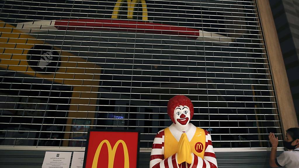 Die Corona-Pandemie hat das Geschäft von McDonalds im ersten Quartal stark beeinträchtigt. (Archivbild)