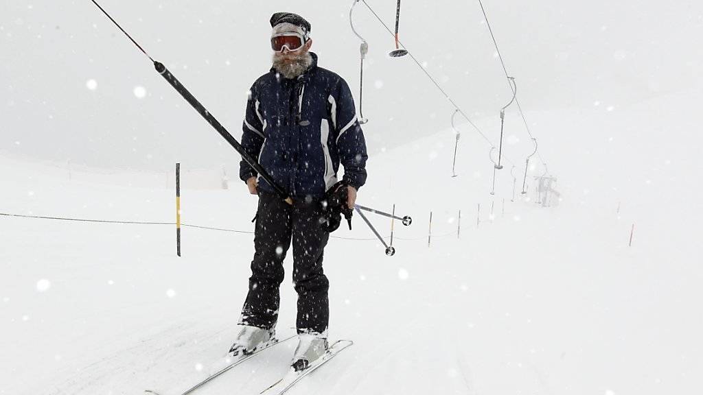 So oder ähnlich dürfte es am Wochenende in vielen Skigebieten ausgesehen haben: Schneefall und Sturmwinde statt Sonnenschein. (Archiv)