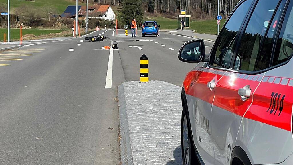 Schwer verletzt wurde auf der Tösstalstrasse Richtung Hittnau ein 22 Jahre alter Motorradfahrer beim Zusammenprall mit einem abbiegenden Auto.