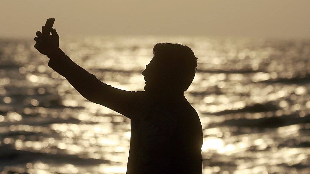 Achtung bei Selfies: In Indien sind mehrere Männer ertrunken, weil sie auf einem Boot Fotos von sich schossen. (Symbolbild)