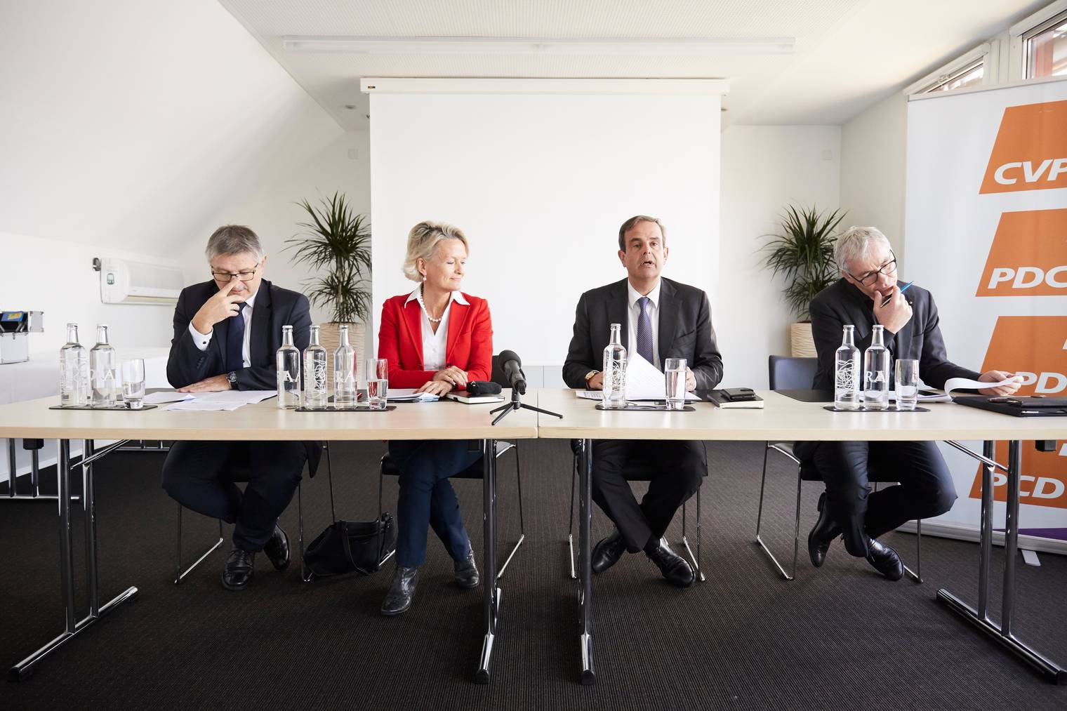 Charles Juillard, Vizepräsident CVP Schweiz (links), Andrea Gmür, Parteipräsident Gerhard Pfister und der Obwaldner Ständerat Erich Ettlin.