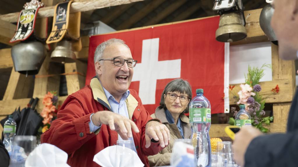 Bundespräsident Guy Parmelin wird wieder an einem 1.-August-Brunch auf einem Bauernhof teilnehmen. Das Bild zeigt ihn und seine Frau Caroline 2023 in Schwarzsee FR. (Archivbild)