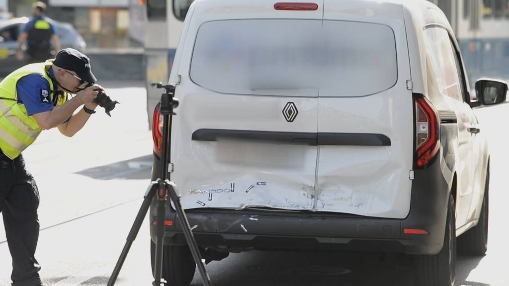 Fussgänger (25) wird in Zürich zwischen zwei Fahrzeugen eingeklemmt