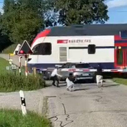 Video zeigt Zug-Crash auf Bahnübergang
