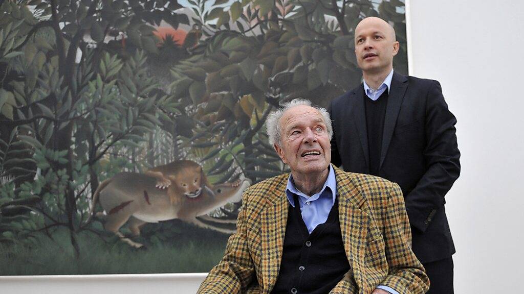 Museumsgründer Ernst Beyeler kurz vor seinem Tod mit Museumsdirektor Sam Keller vor dem Sammllungswerk  «Le lion, ayant faim, se jette sur l'antilope» von Henri Rousseau.
