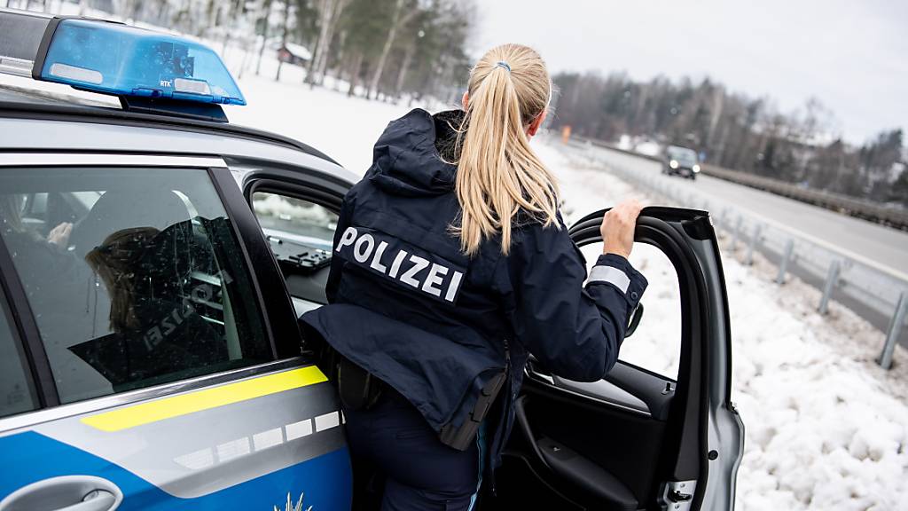 ARCHIV - Eine Polizistin der Bayerischen Grenzpolizei beobachtet den Verkehr auf der Autobahn 3 in Richtung der österreichischen Grenze. Foto: Matthias Balk/dpa