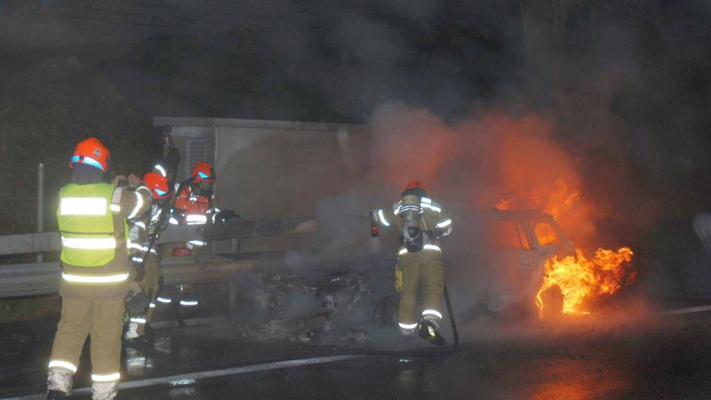 Vollständig ausgebrannt: Die Lenkerin und ihre Mitfahrerin konnten sich rechtzeitig aus dem Auto in Sicherheit bringen.