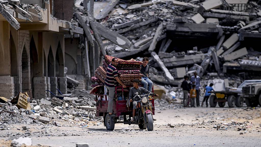 Palästinenser fliehen aus Hamad City. Foto: Abdel Kareem Hana/AP/dpa