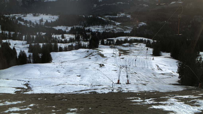 Frühlingshaftes Wetter bremst die Skifahrer aus