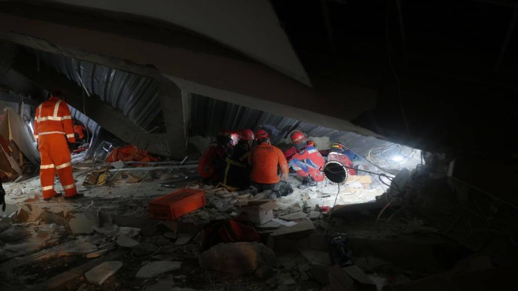 dpatopbilder - Rettungskräfte suchen nach dem Einsturz eines Gebäudes in einem islamischen Internat nach Überlebenden. Foto: Trisnadi/AP/dpa