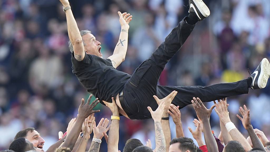 Die Spieler von Paris Saint-Germain lassen ihren Meistertrainer Luis Enrique hochleben