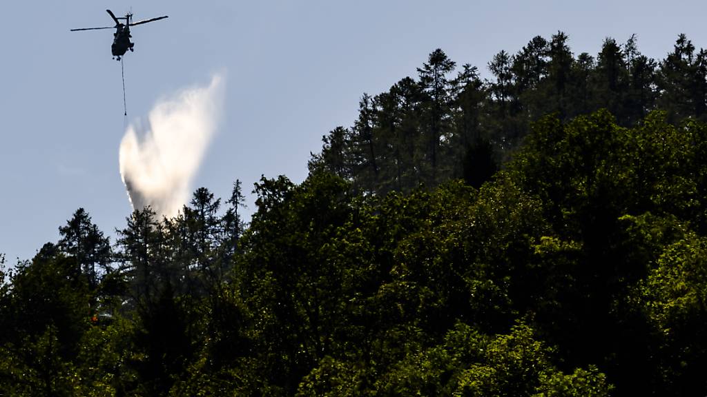 Immer noch nicht unter Kontrolle: Ein Super Puma der Armee am Donnerstag beim Löscheinsatz über dem Waldbrand im Oberwallis.