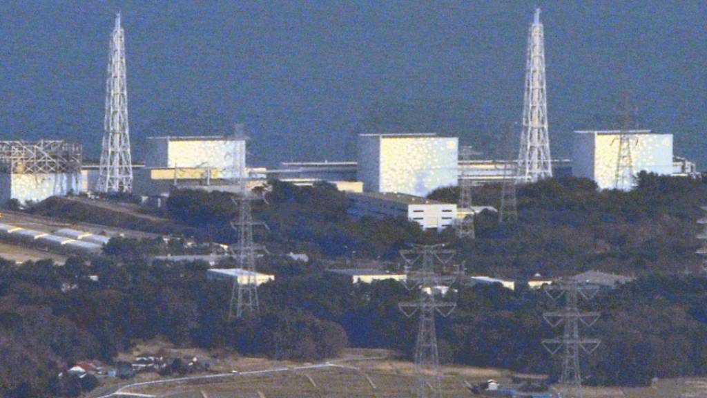 Die Atomanlage von Fukushima nach der Explosion in einem Reaktor (links). (Archivbild)